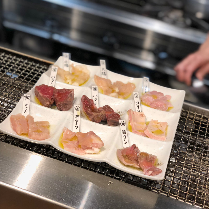 ホルモン9種盛り(赤身肉とホルモン焼肉『コニクヤマ』)