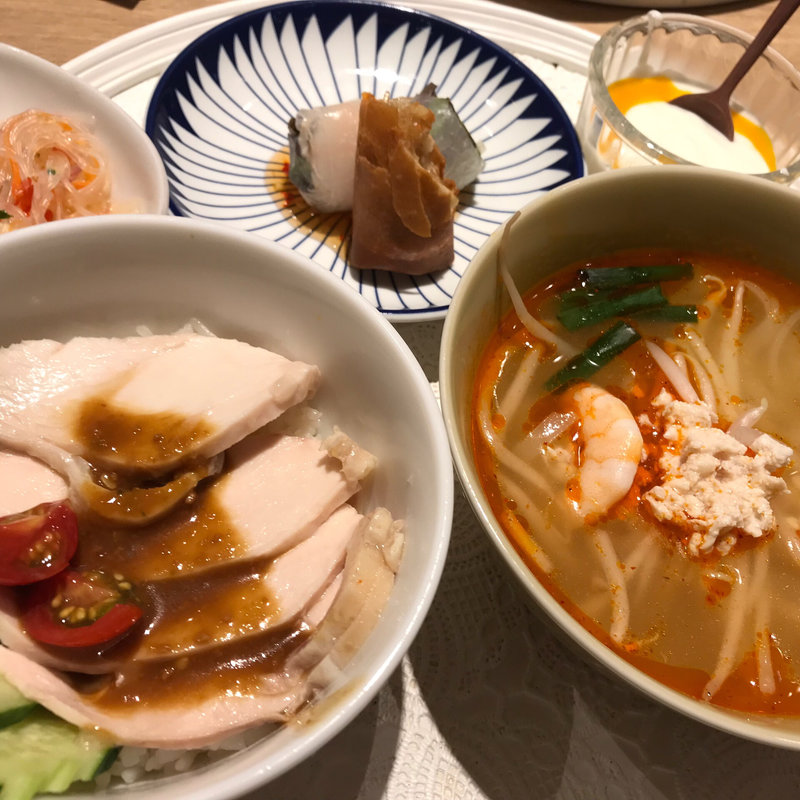 鶏肉の丼物 トムヤムクン？(Rice people, Nice people! 名古屋)