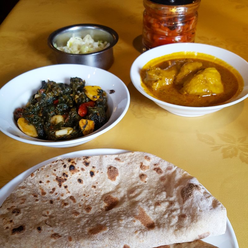 ランチペア (チキンカレー、パラックサブジ、チャパティ)(アジャンタ)