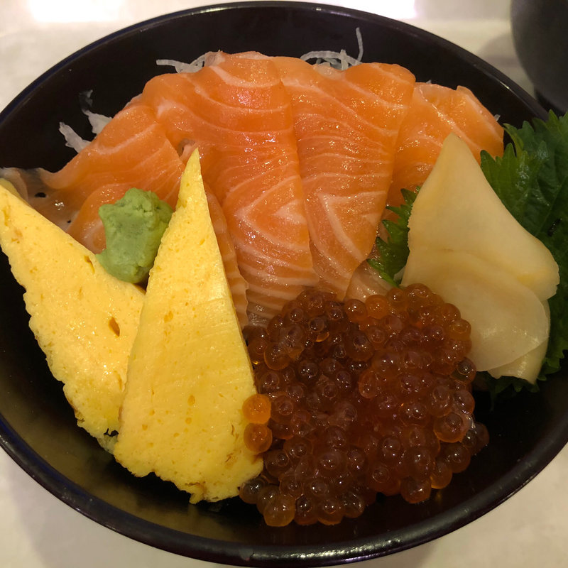 サーモンいくら丼(築地魚河岸 鮪どんや ヴィーナスフォート店)
