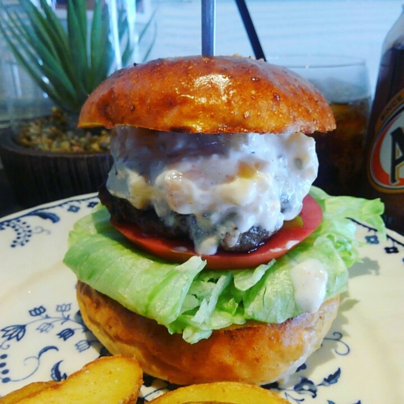 桃たっぷりスパイシーライタバーガー(だるま珈琲)