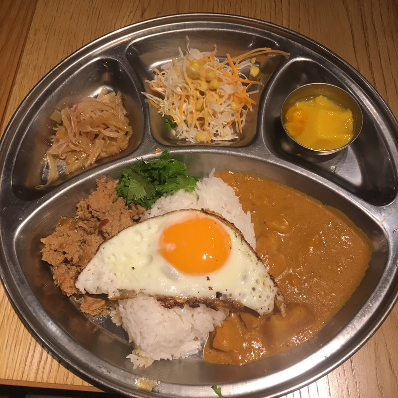 鶏ひき肉のガパオライス＆マッサマンカレーの合い盛りプレート(UBU CAFE)