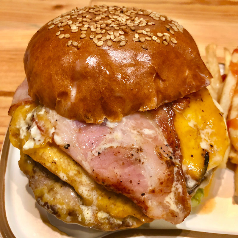 エッグベーコンバーガー(GOLDEN BROWN)