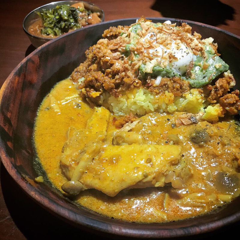 恐竜の卵スペシャル+鷄手羽とヨーグルトのカレー(ケニック カレー （Kenick curry）)