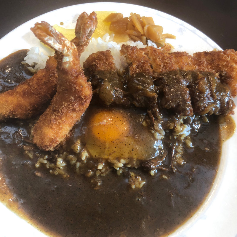 エビカレープラスとんかつプラス生卵(カレーダイヤ)