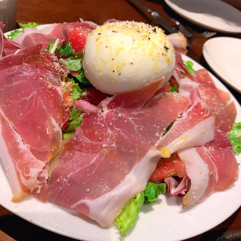 モッツァレラ丸ごと1個、完熟トマトのサラダ&生ハム(LEGAME)