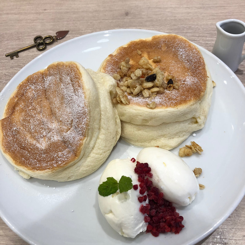 ふわふわパンケーキ～メープルシロップとミルクジェラート添え～(APROSE CAFE)