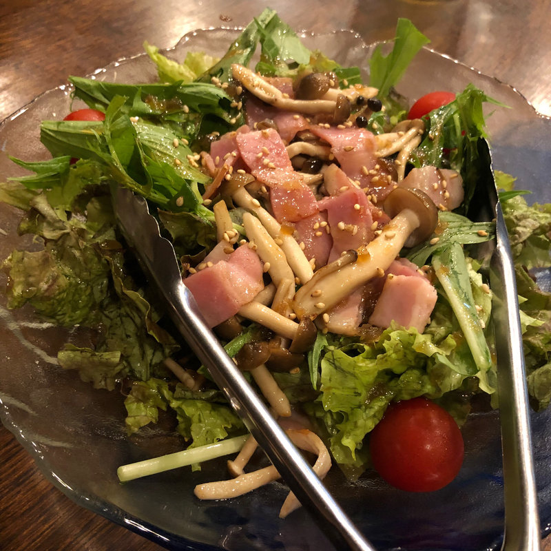キノコとベーコンのサラダ（和ドレ）(炭火 串焼きボンちゃん)