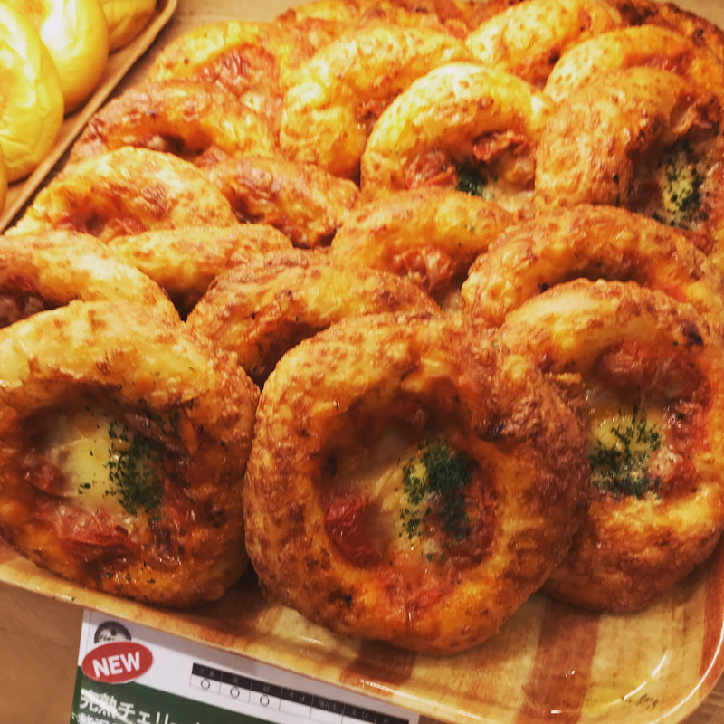 完熟チェリートマトと贅沢5種チーズのフォカッチャ(フォレスティカフェ 成城店)