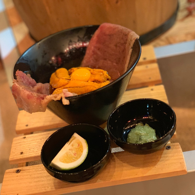 うにサーロイン丼(炭火焼肉バル AGITO HIRAO)