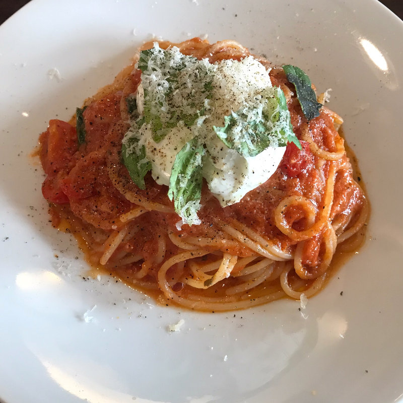 フレッシュな水牛のモッツァレラチーズとトマトソースのスパゲッティ(まちのイタリアン ワイン酒場 con le mani)