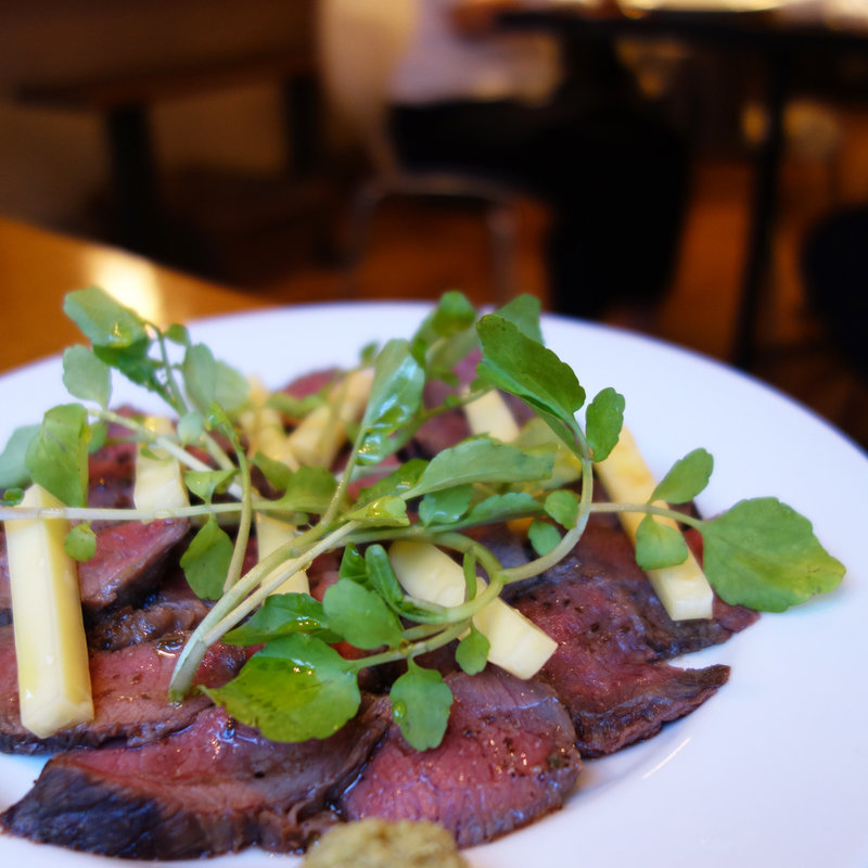ローストビーフとチーズのサラダ仕立て(今泉一丁目 rakuda)