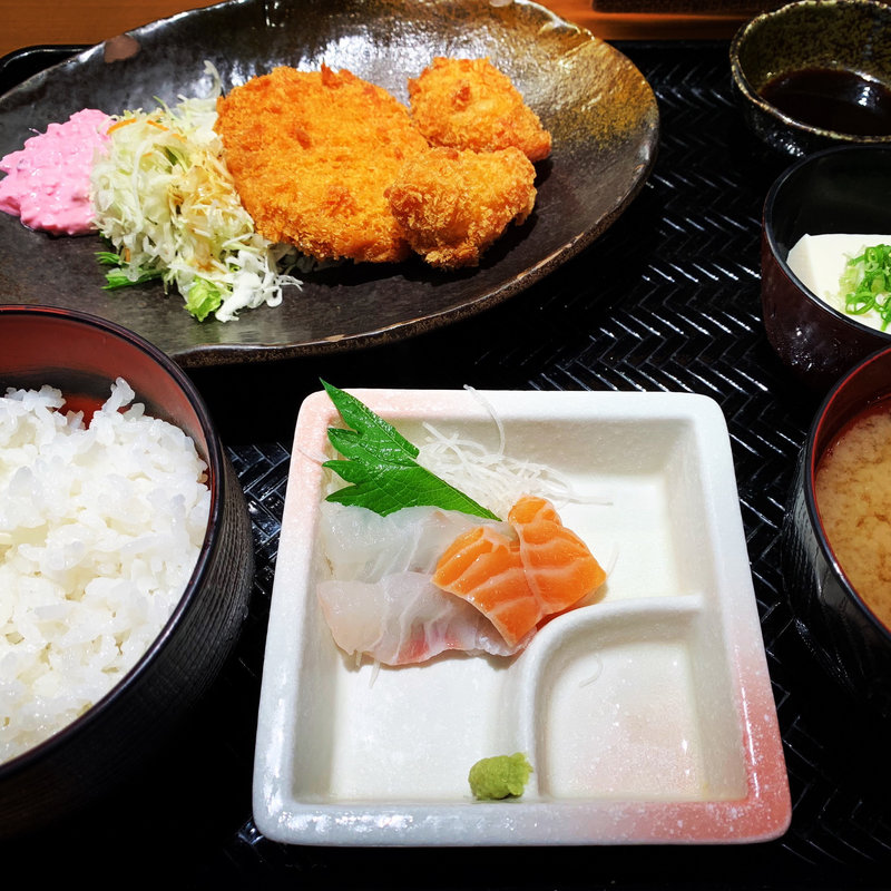 日替定食(黒豚メンチとカキフライ)(さかなさま 大手町店)