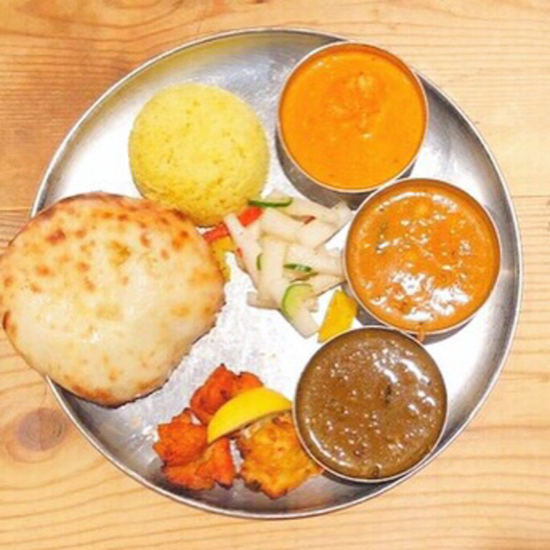 ランチ B 3色カレー （チーズクルチャに変更、骨なしタンドリーチキン追加）(グルガオン)