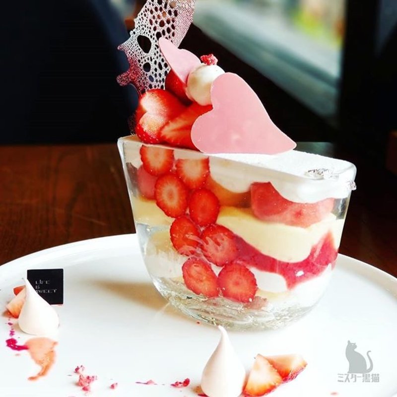 旬の苺とルビーショコラのパフェ(リス クレープ シュクレ)