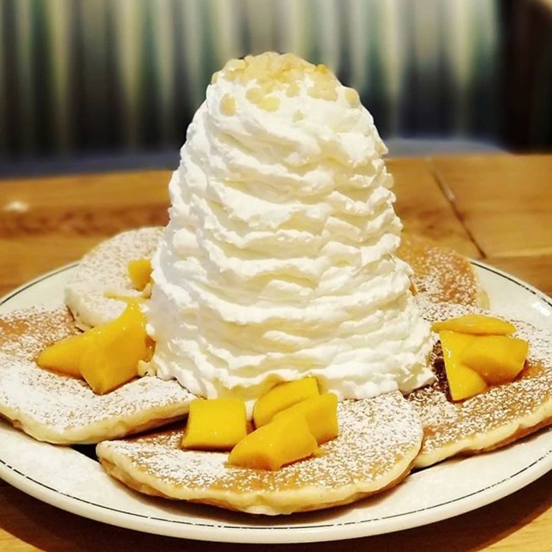 マンゴー、ホイップクリームとマカダミアナッツのパンケーキ(Eggs 'n Things 原宿店)