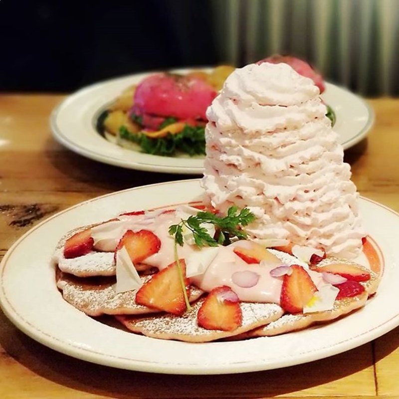 いちごと桜ホイップのパンケーキ(Eggs 'n Things 原宿店)