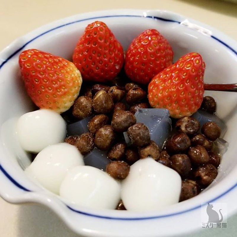 豆かんに苺と白玉トッピング(あんみつ　みはし　上野本店)