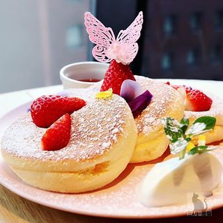 蝶が舞うプレミアムスカイベリーパンケーキ ～パンケーキクエスト1Ver.〜(ハンズ エキスポ カフェ （HANDS EXPO CAFE）)