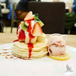 苺と塩キャラメルのパンケーキ(パンケーキママカフェ VoiVoi （ヴォイヴォイ）)