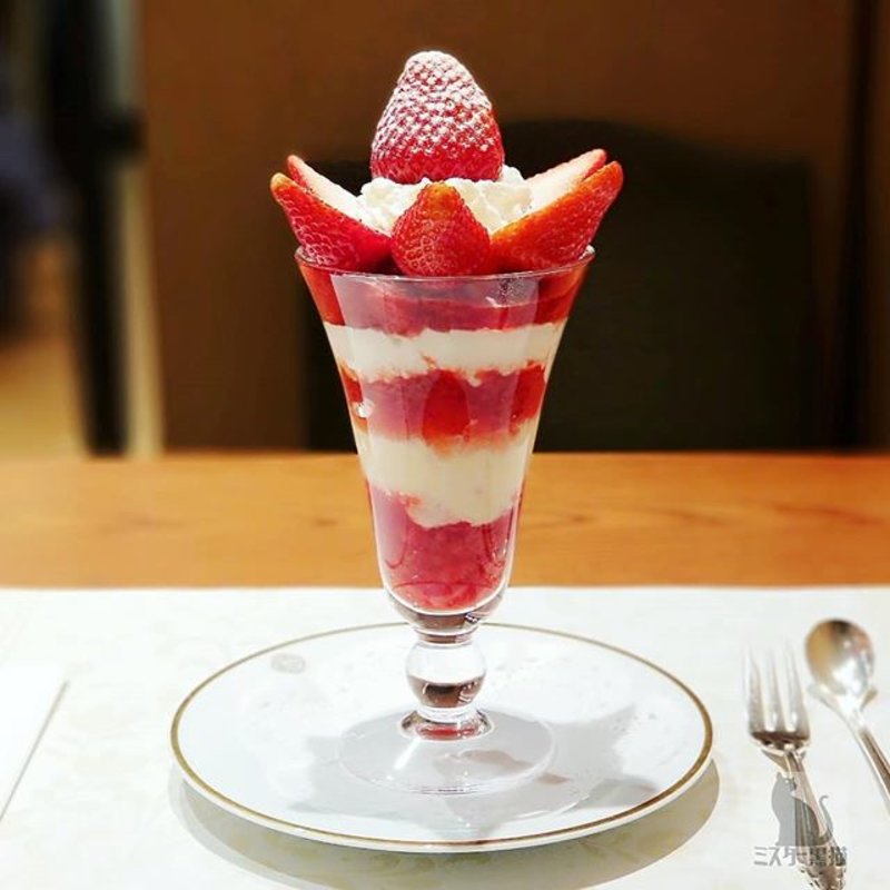 岐阜県産 苺「濃姫」のスペシャルパフェ(資生堂パーラー 日本橋高島屋店 （シセイドウパーラー）)