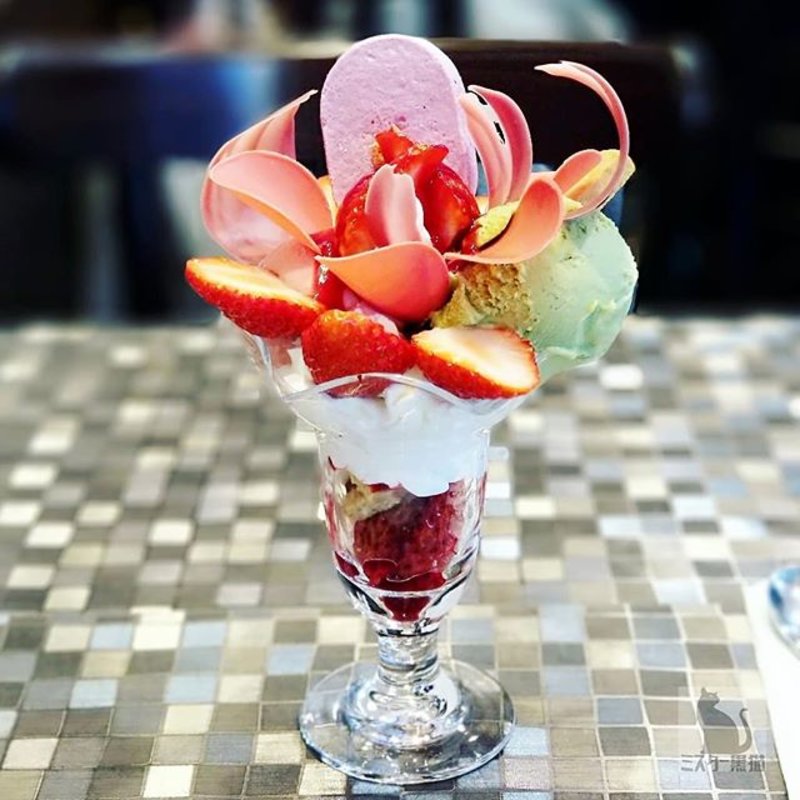 いちごとピスタチオのパフェ(PÂTISSERIE Yoshinori Asami)