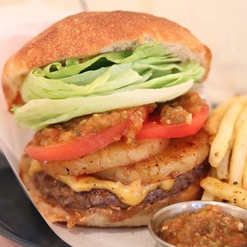 自家製サルサパイナップルチーズバーガー(KAKUOZAN LARDER（カクオウザンラーダー）)