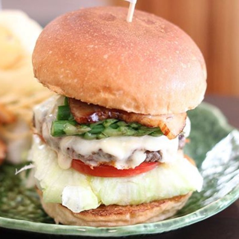 北海道 真狩村産アスパラガスのベーコンチーズバーガー(ウェルパレット)