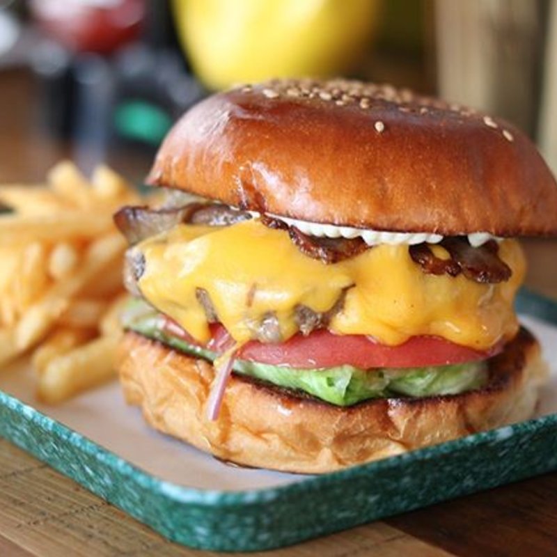 ベーコンチーズバーガー(THE BASKET)