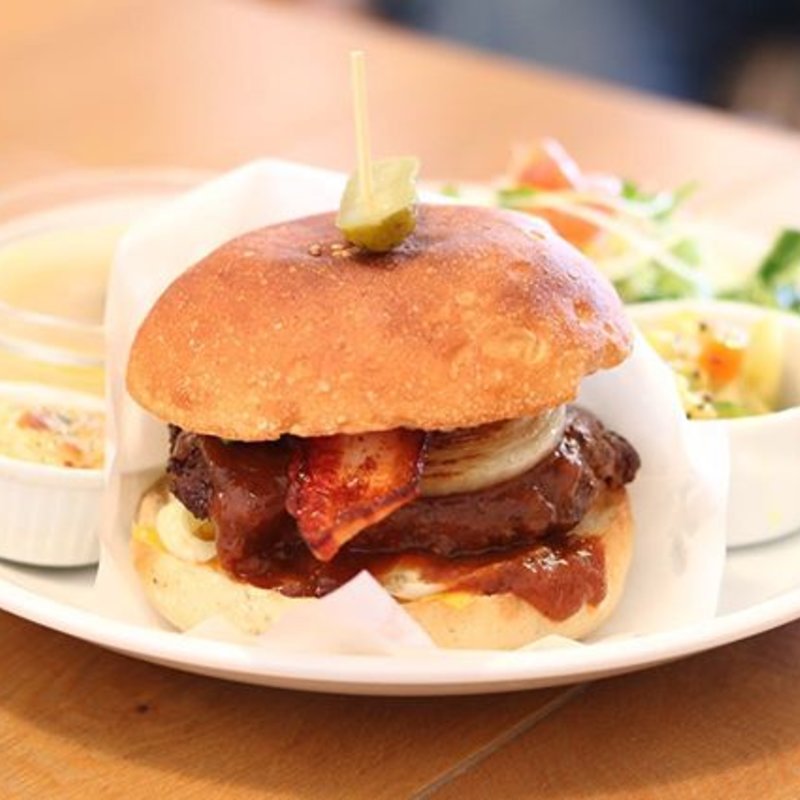 国産黒毛和牛とブルギニョンソースのboacoスペシャルバーガー(Café boaco カフェぼあこ)