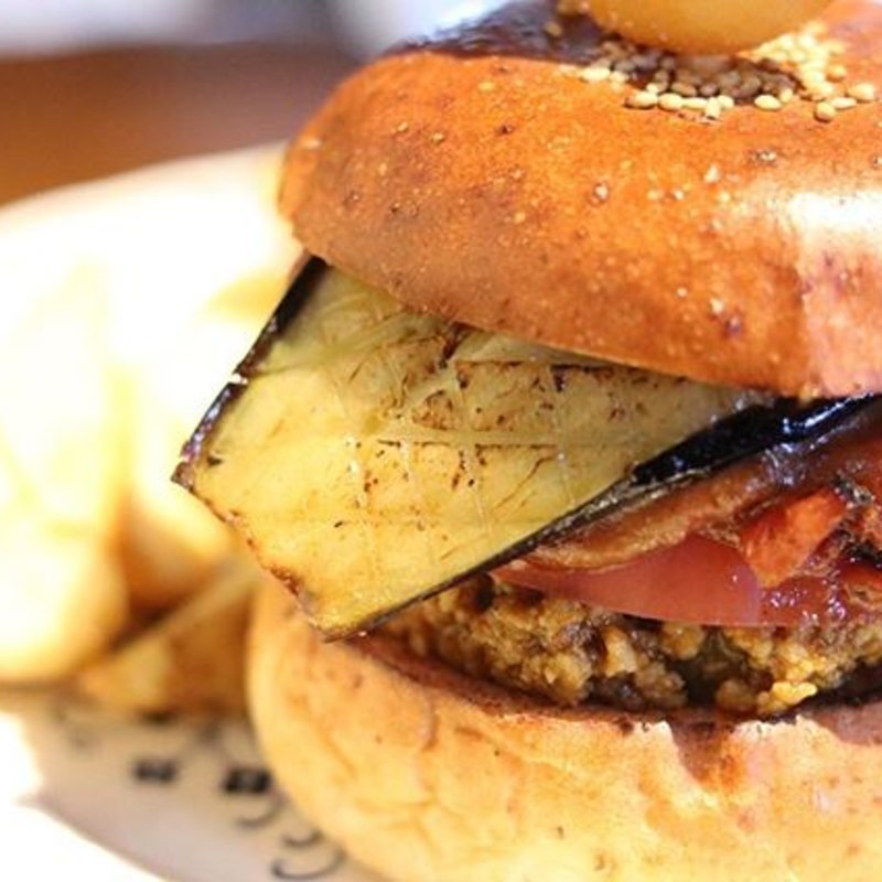 バターチキンキーマとトマトカレーのあいがけバーガー(だるま珈琲)