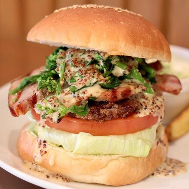 菜の花と自家製ベーコンバーガー(アメリカ料理 スキレットダイナー Skillet Diner)