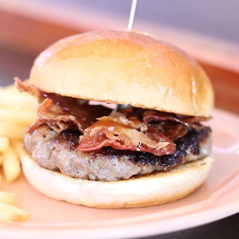 キャラメルベーコンバーガー(HOT BUNNY Diner)