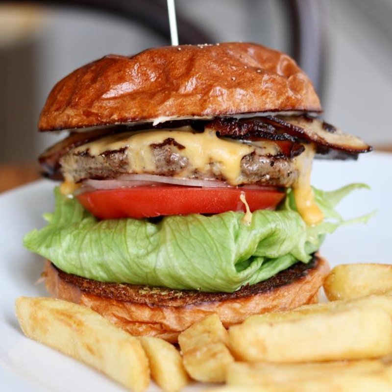 自家製ベーコンチーズバーガー(She told me （シー トールド ミー）)