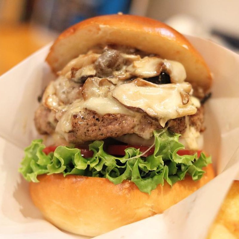 8種類のきのこのフリカッセ&モッツァレラチーズバーガー(ナイスタウンバーガー （NICE TOWN BURGER）)