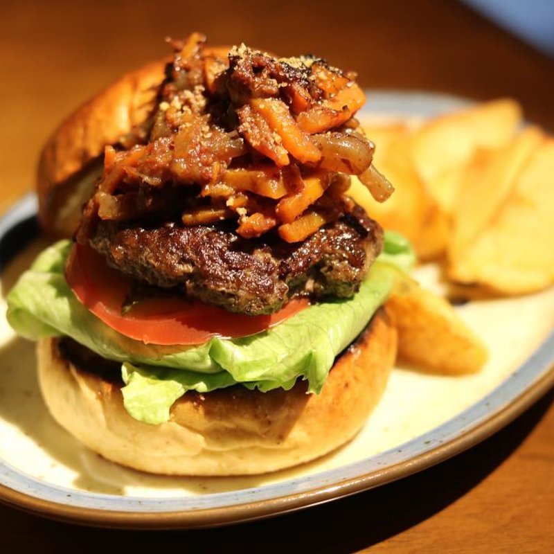 八丁味噌とコーンビーフのきんぴらバーガー(だるま珈琲)