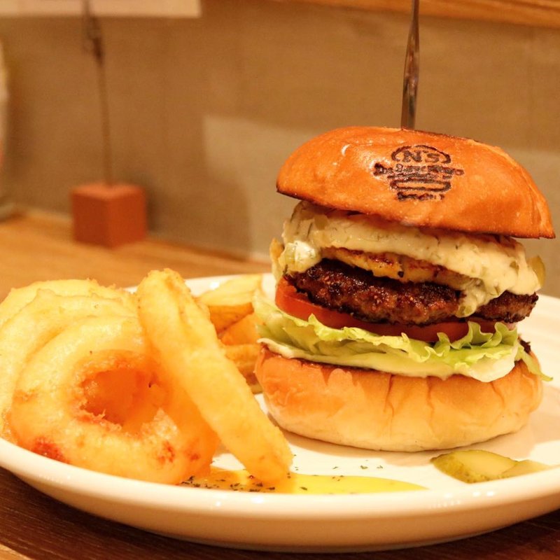 タルタルパイナップルバーガー(The Burger Stand N's＋B)