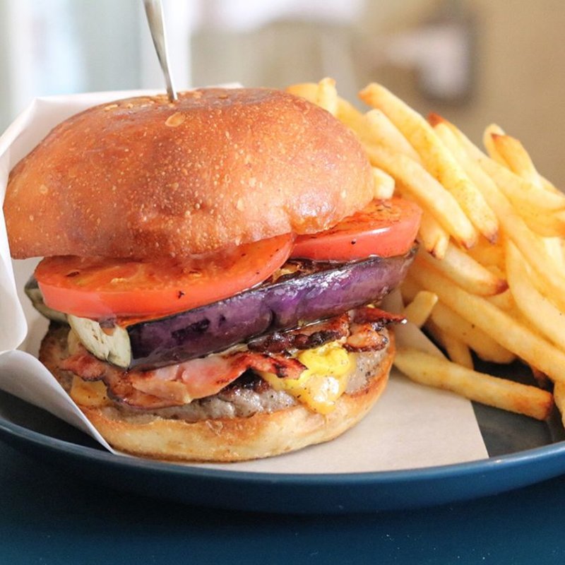 ナスと焼きトマトのベーコンチーズバーガー(KAKUOZAN LARDER（カクオウザンラーダー）)