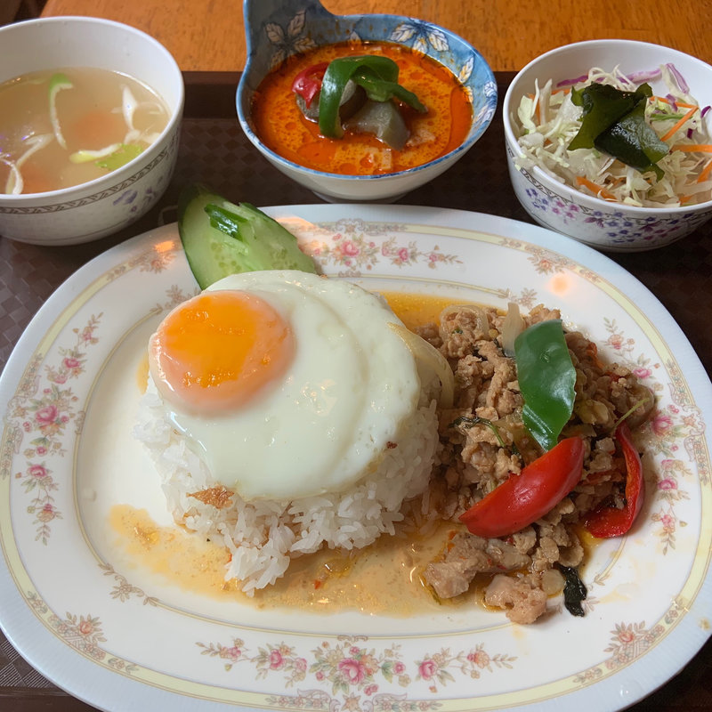 ガパオガイカイダオ＆ミニレッドカレー(タイ居酒屋トンタイ本店)
