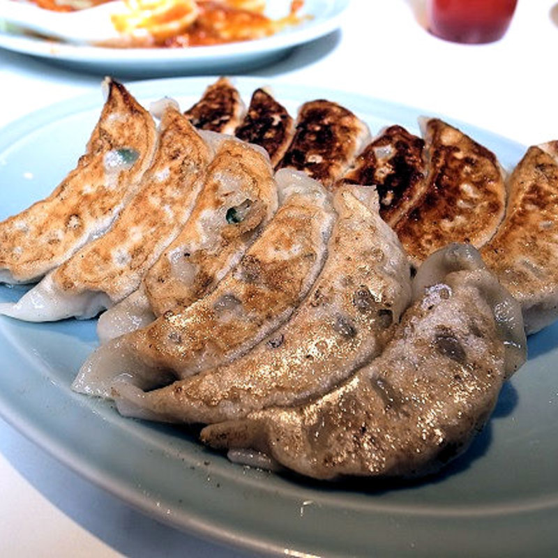 鍋貼餃子（焼ギョーザ）(北京飯店)