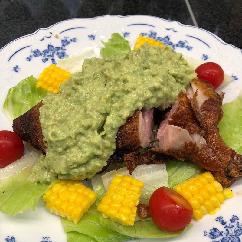 骨付き鶏のアボカドソース(しろくま)