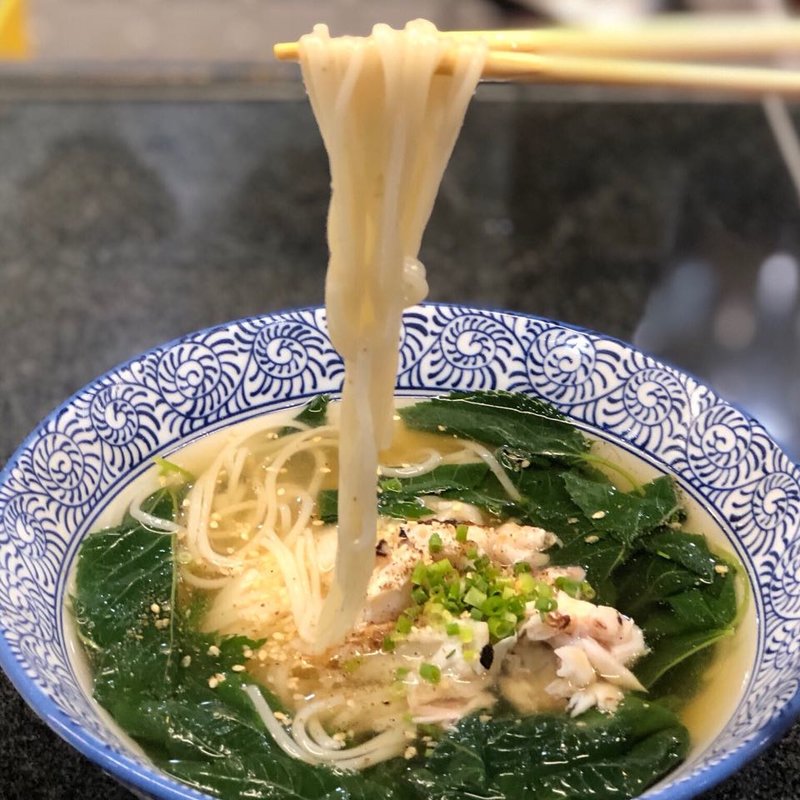 鮪と鯛の出汁ラーメン モロヘイヤ入り(しろくま)