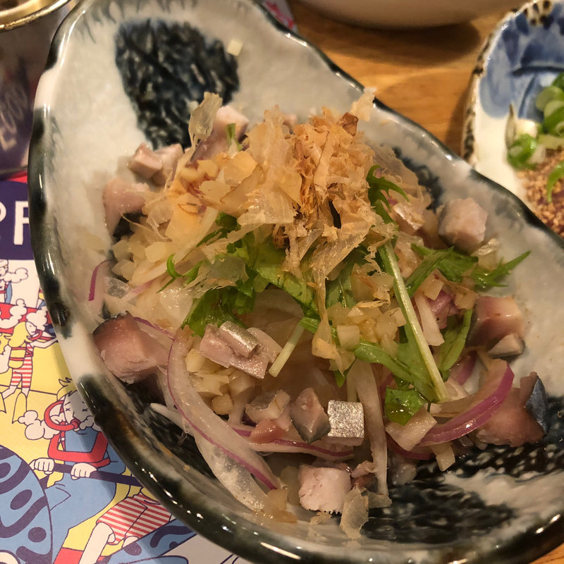 しめ鯖のオニオンサラダ(魚とおでんと瓶ビール 大衆酒場 とろ鯖 南森町店)