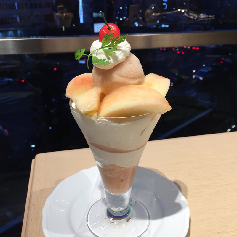 ピーチパフェ(千疋屋総本店フルーツパーラー)
