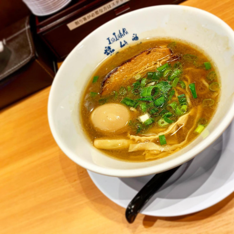 濃厚魚介モダン醤油ラーメン 煮玉子(堺 醤油らーめん 石原ラ軍団 OBP店)