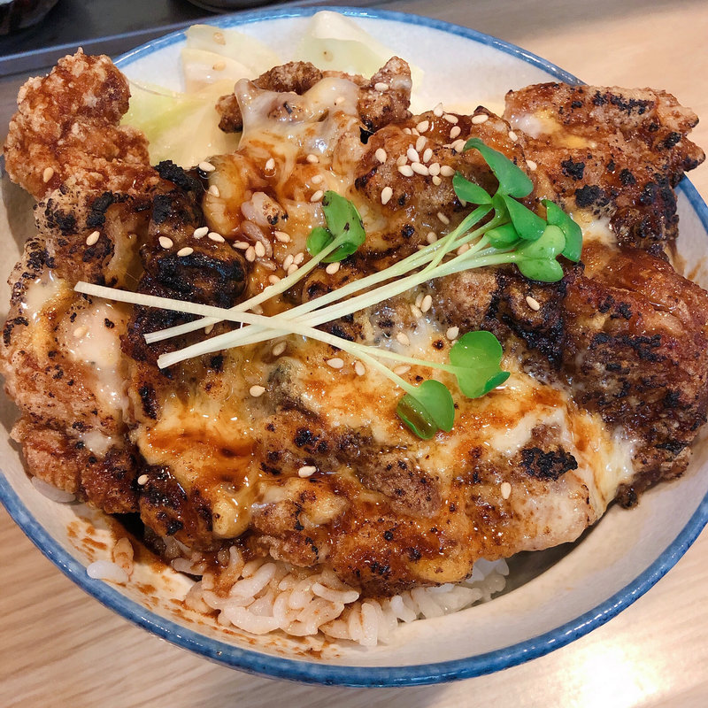 やみつき丼鶏チーズ大盛り(播州ホルモン鍋 ほんまる)