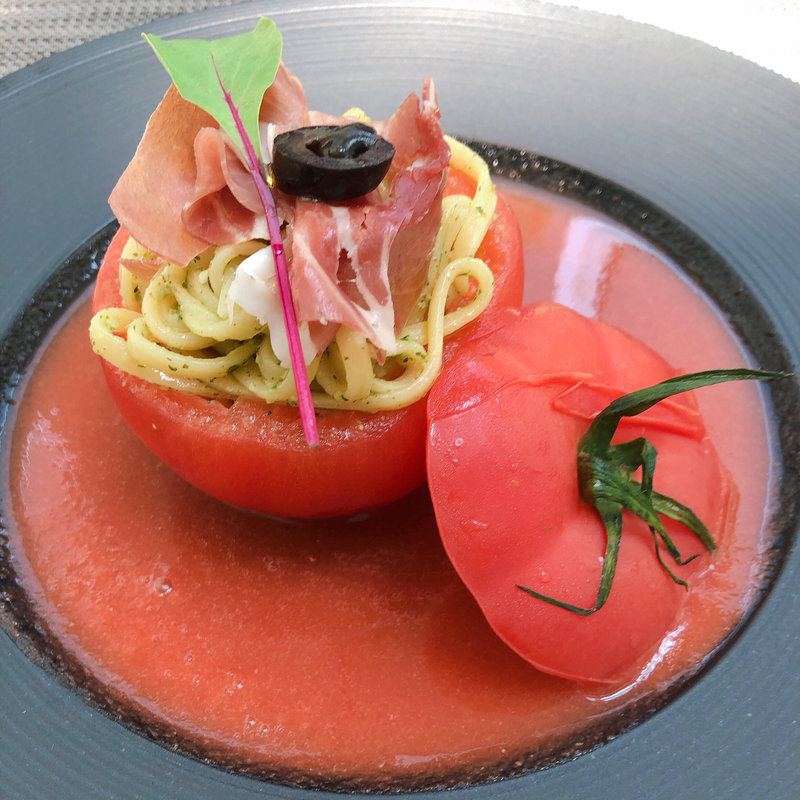 トマトのケースに入った冷製パスタとガスパチョ(レストラン「アマデウス」)