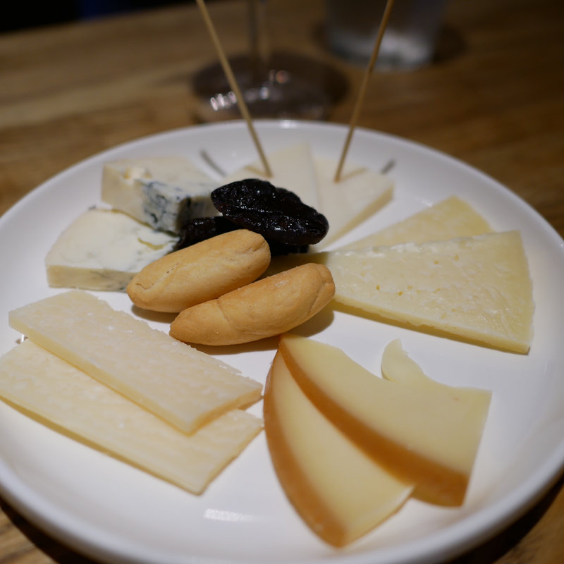 チーズ盛り合わせ(バル トレボ )