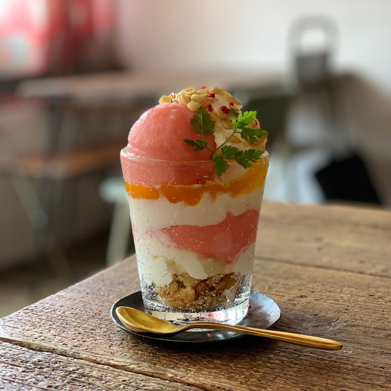 ココナッツとグァバのパフェ(ふたこぶ食堂)