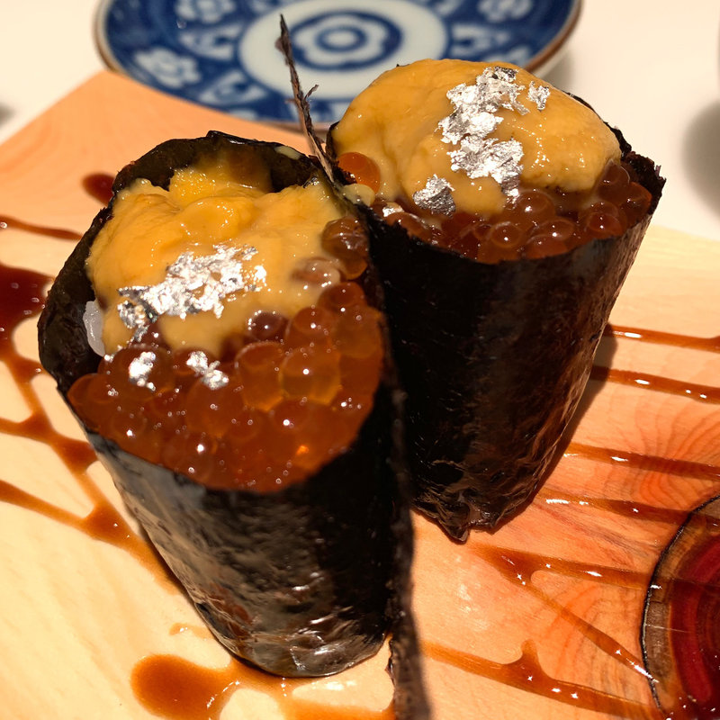 うにいくら軍艦巻(金粉)(西麻布 吾空)